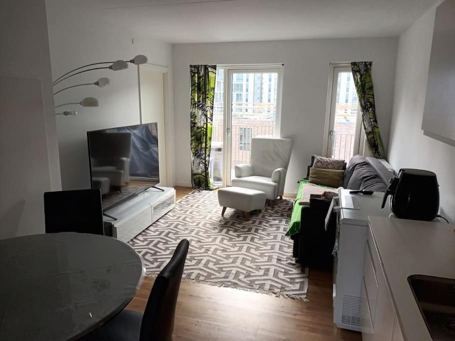 Fully Equipped Apartment, 15 Min To Downtown * København
